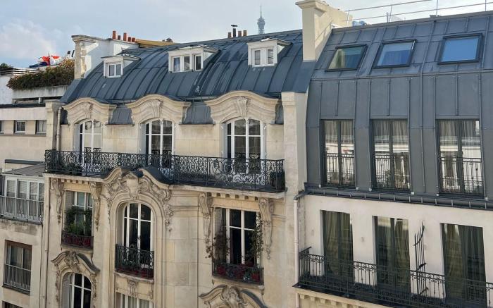 Room in apartment with view of the Eiffel Tower 