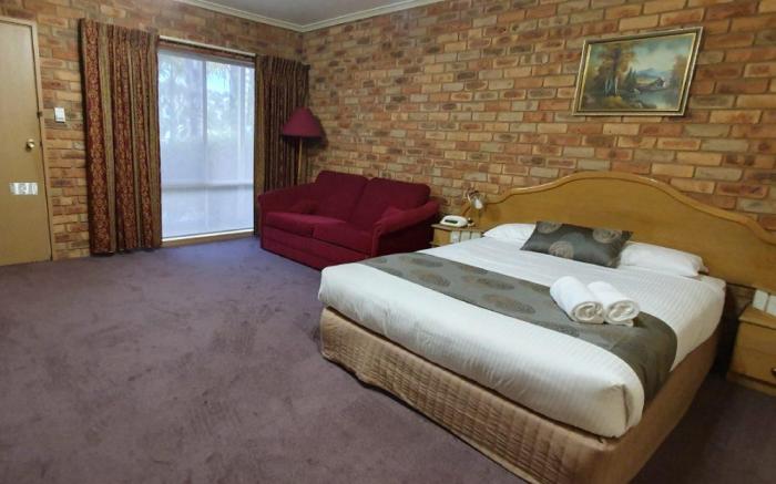 Pines Country Club Motor Inn