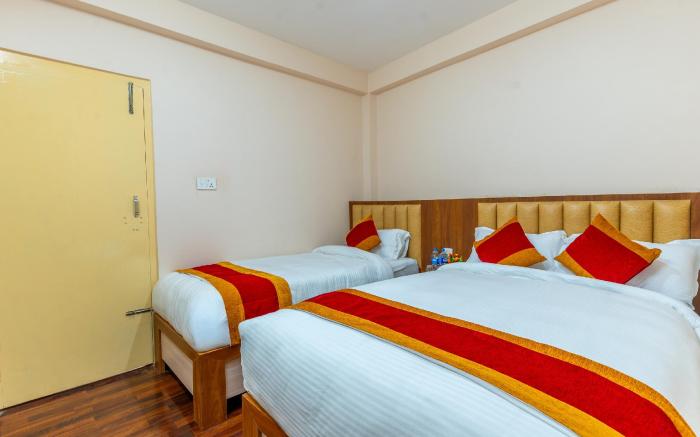 OYO 826 Hotel Hira Palace