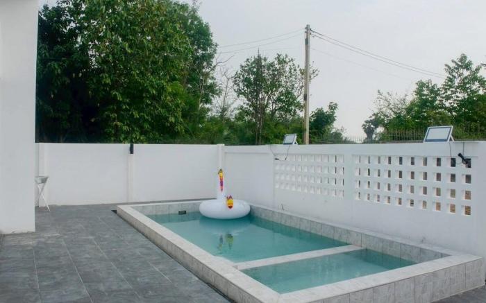 Pink & White Pool Villa in Pattaya
