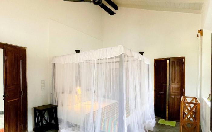 3-Bedroom Lakeside Villa with Pool in Ahangama