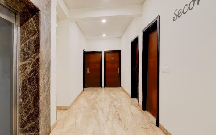 Super Townhouse Hotel Sec- 54 Golf Course Road