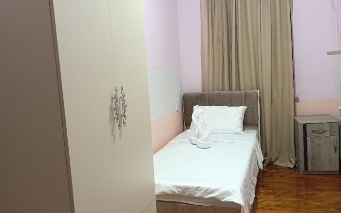 Dreamer's Den Hostel and Tours