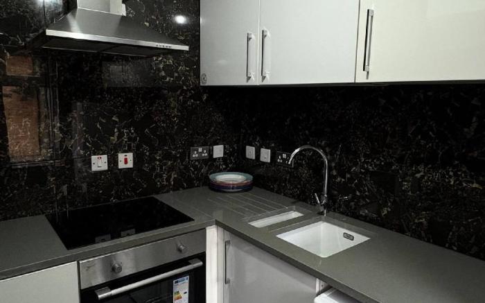 Luxurious West London Retreat With Hot Tubs  Easy Access to Central London