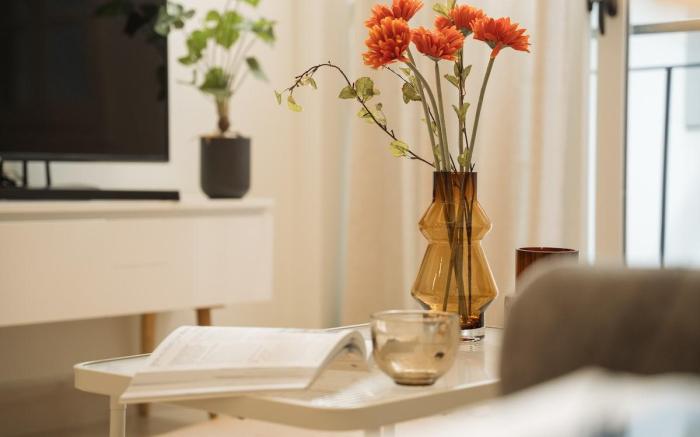 Cozy Minimalist Apartment – 3 Steps to West Lake