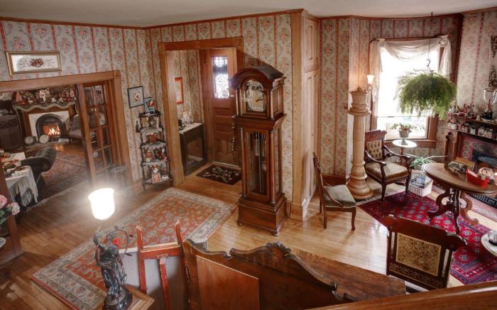 The Queen, A Victorian Bed & Breakfast
