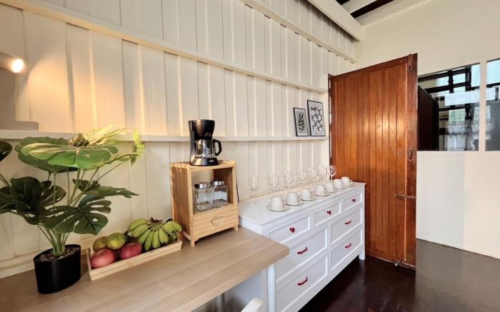 Entire House 3BR. - White and Green Guesthouse 