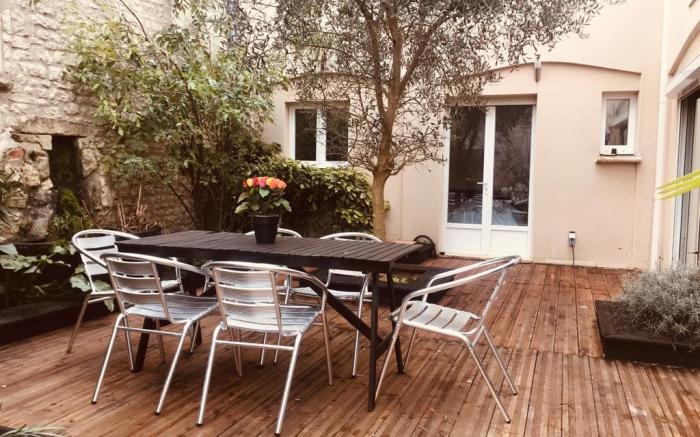 The countryside in the ocean at La Rochelle with your feet in the barn