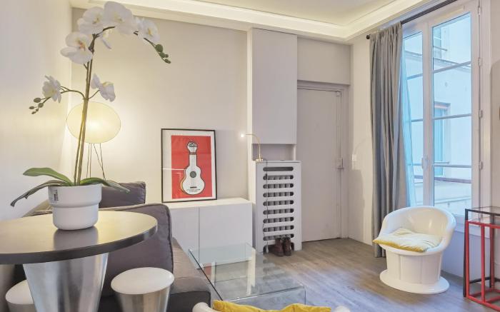 Stylish Retreat by Louvre | Central & Comfy