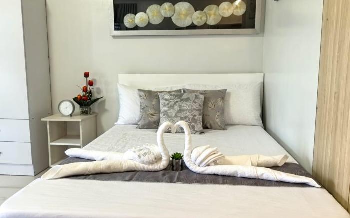 Verdant Condo w/ Pool, Balcony, Near Airport 