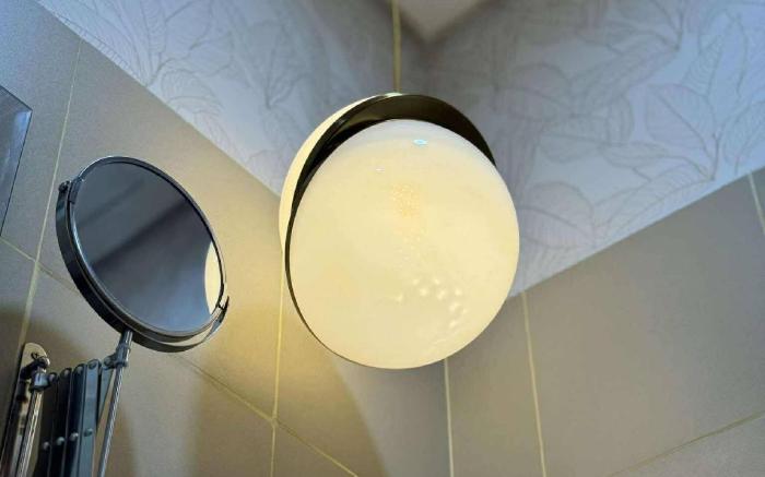 RED LUXE HAVEN Comfy stay, Netflix and Fast WiFi Ready