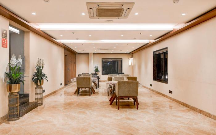 Super Townhouse Oak DLF Newtown Bus Terminal