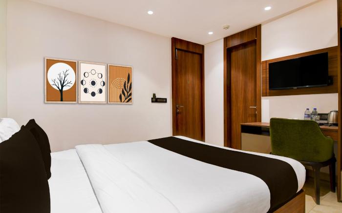 Super Townhouse Oak DLF Newtown Bus Terminal