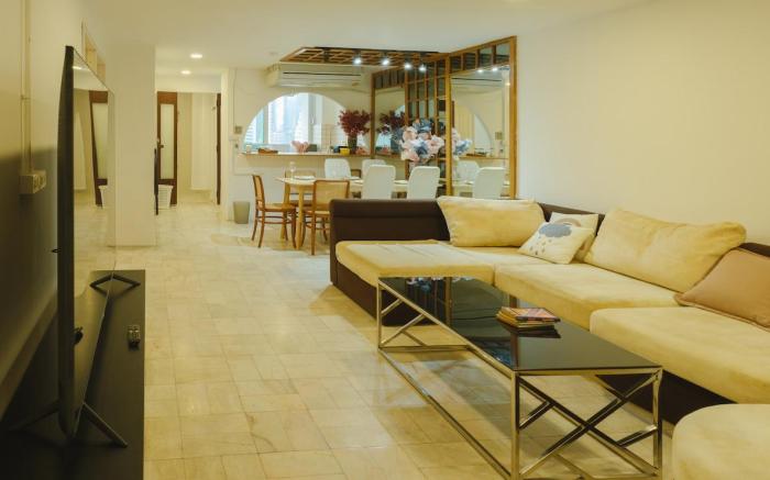 Big unit for 8 people, city center Silom