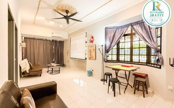 NanaSuite. TamanDaya @3BR 8Pax NearAustinWaterpark