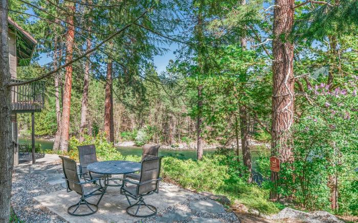 All Seasons River Inn