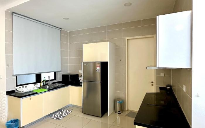 D’pristine 4 bedroom 1725 apartment opp Legoland