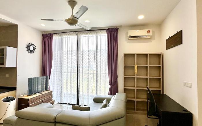 D’pristine 4 bedroom 1725 apartment opp Legoland