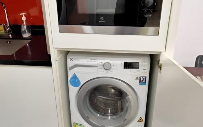 Kuala Lumpur Mont Kiara Arcoris SOHO 5 Pax, Walk to Mall, Pool, WIFI