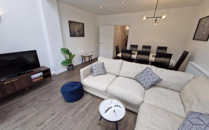 4-Bed in Coulsdon 20 min London, 20 min Gatwick