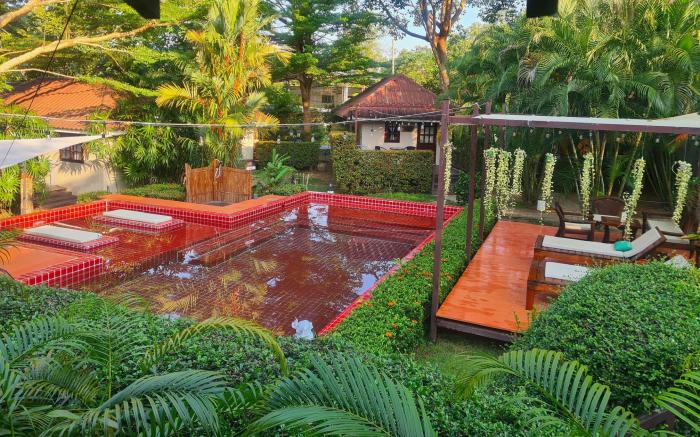 Red Moon Hideaway