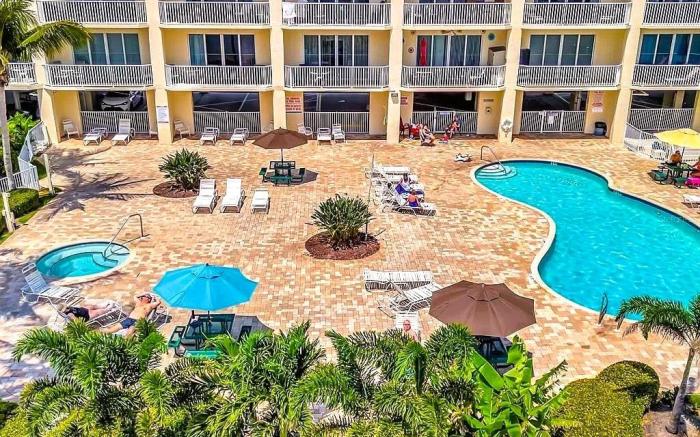 Bayview Oceanside Condo w/ Pool & Private Balcony