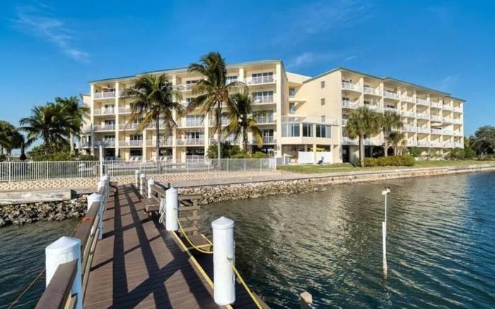 Bayview Oceanside Condo w/ Pool & Private Balcony