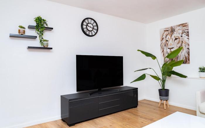 Elegant 5Bed Home, Parking, City Centre, Sleeps 10