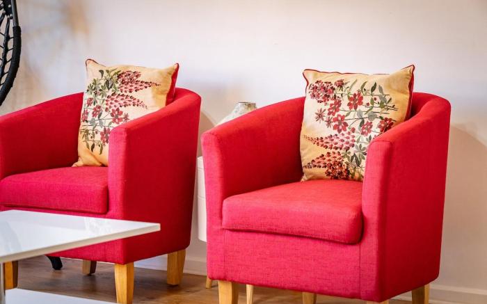 Elegant 5Bed Home, Parking, City Centre, Sleeps 10