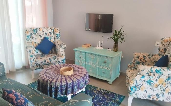 Sun-Kissed Studio: Delightful 1BR Retreat w pool