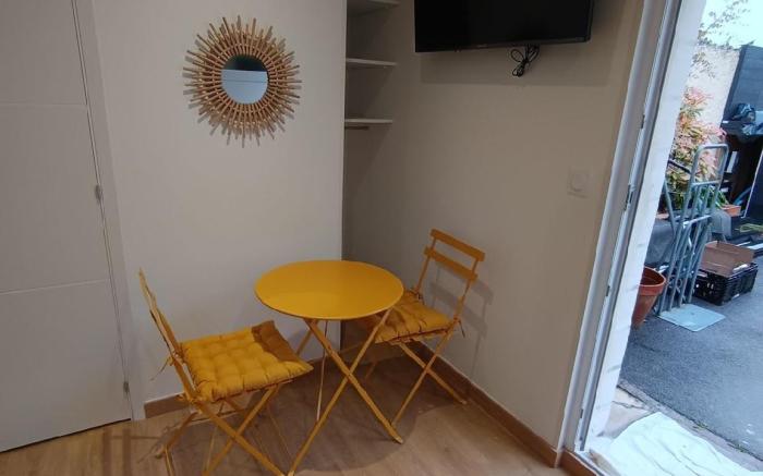 small new studio – les amandines –