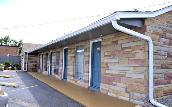 Hometowne Inn & Suites