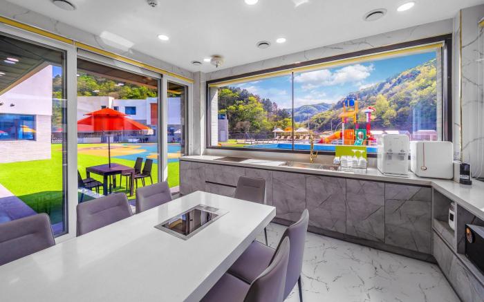 Loro Kids Pool Villa Resort