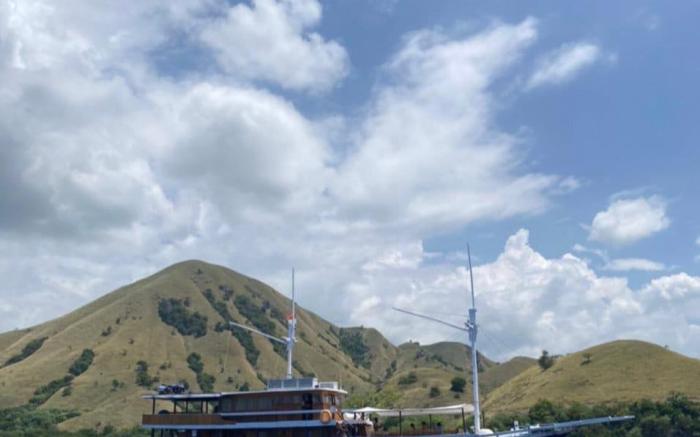 Private Deluxe Boat Charter labuan Bajo Flores 