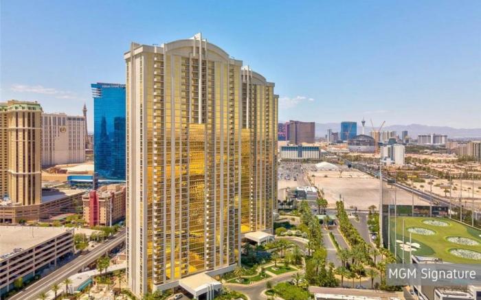 Blu Cashmere Suite STRIP VIEWS:MGM Signature Hotel