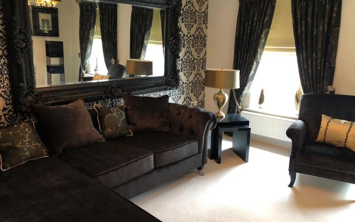 Great Location & Spacious Clean House in Sheffield