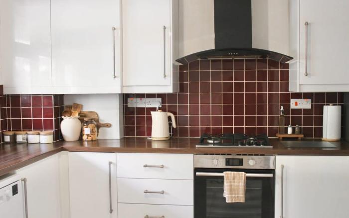 Large Double room, shared lounge, Garden home