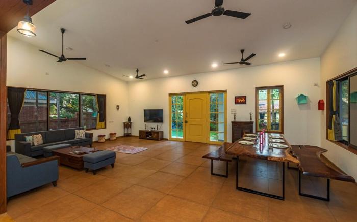 SaffronStays Beach Blues, 4BR Pool Retreat Alibaug