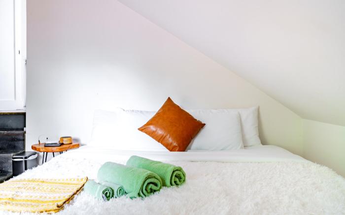 PRIME Location – CLEAN – Top Rated - Parking Free