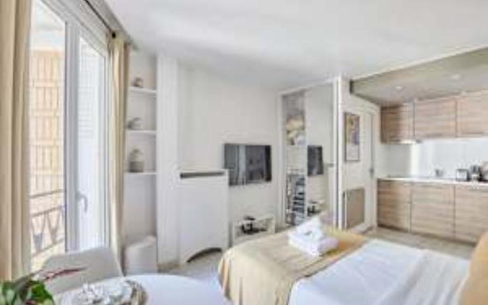 Modern Studio Montaigne Champs Elysees