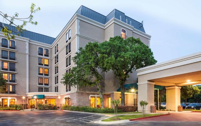 DoubleTree by Hilton Austin University Area