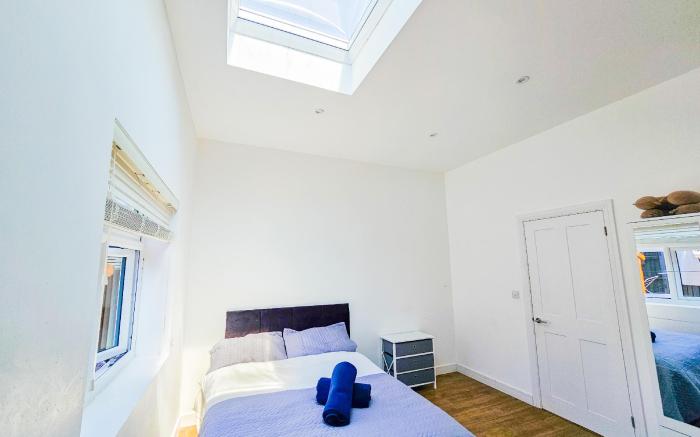 Cleave House - Stylish  Chic 3 Bed House mins from Central London