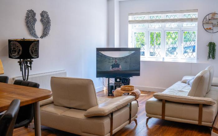 Cleave House - Stylish  Chic 3 Bed House mins from Central London