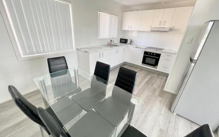 Sunrise Apt 2 · 3BR Family Stay Balcony +Pool View