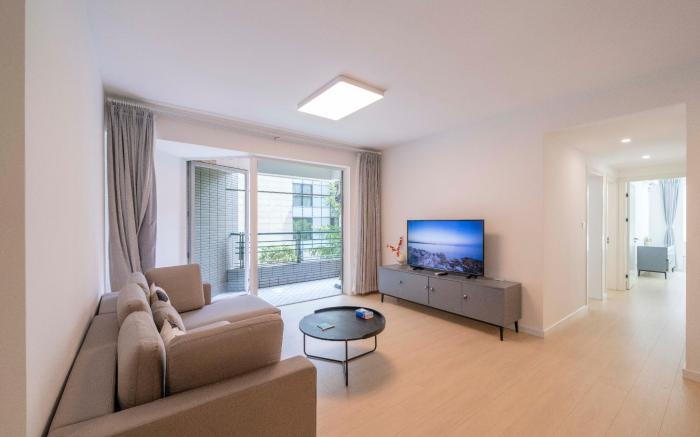 Tyms Modern 3 Bedroom 2 Bath Apartment in Xujiahui