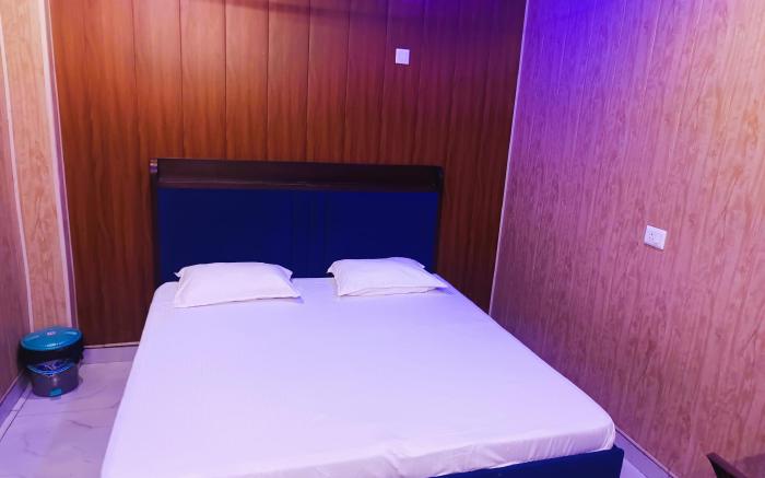 FOUR FOX HOTEL - NEAR ANAND VIHAR TERMINAL