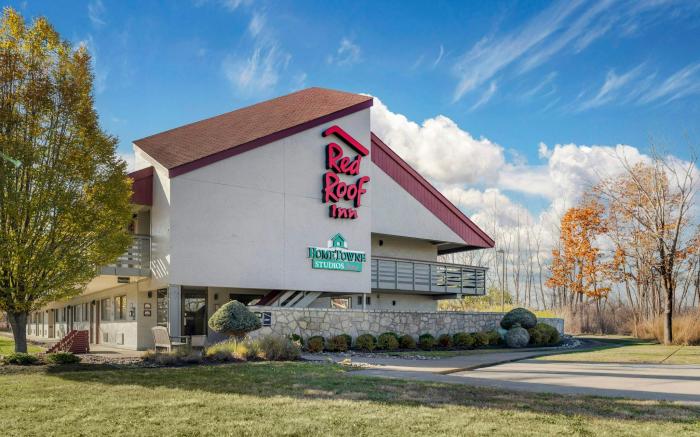 HomeTowne Studios by Red Roof Buffalo - Niagara Airport