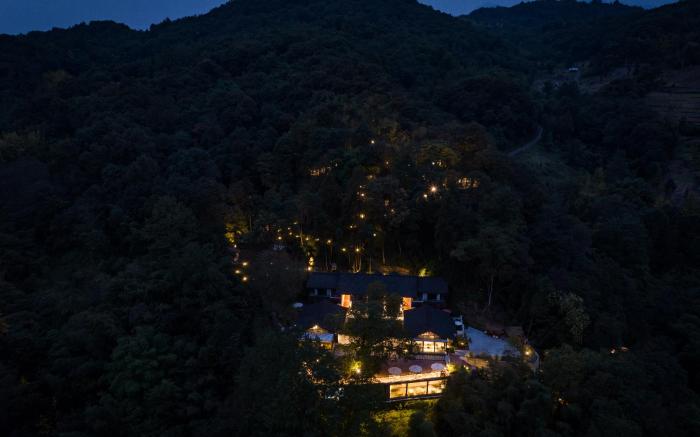 Qingcheng Mountain Jiuxipo Mountain Stream Bamboo Forest Private Hot Spring B&B