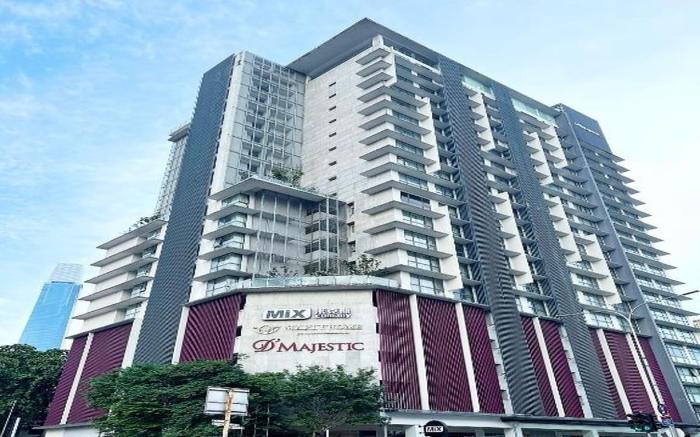 D' Majestic Residence by Emily in Town