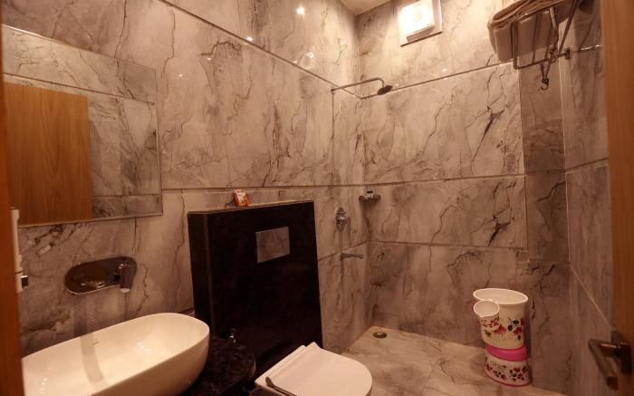 Hotel Chandrodaya Orchid - Near Banke Bihari Temple and Near Prem Mandir